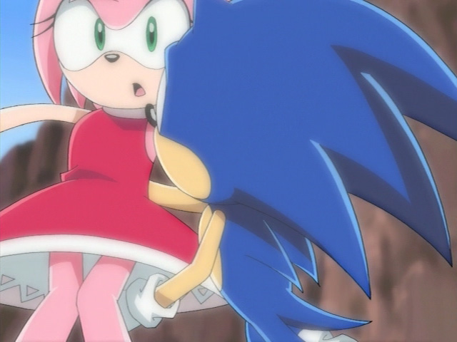Mivel azonban a robot felrobbanni kszlt, Sonic felkapja Amy-t s elugrik vele.